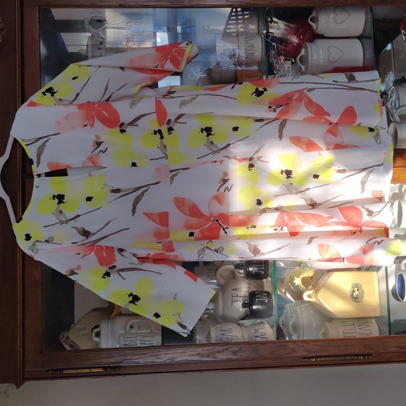 Dress, women's - Picture 3 of 3